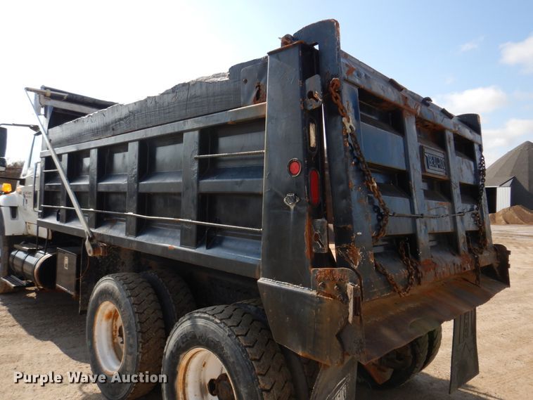 image for item IM9660 2004 International 7600  dump truck