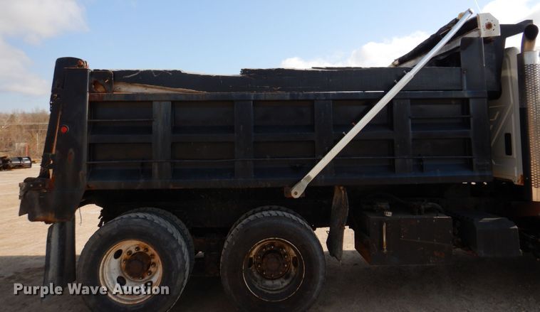 image for item IM9660 2004 International 7600  dump truck