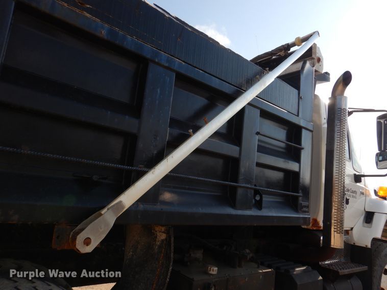 image for item IM9660 2004 International 7600  dump truck