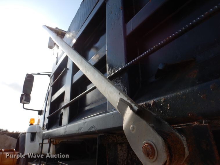 image for item IM9660 2004 International 7600  dump truck