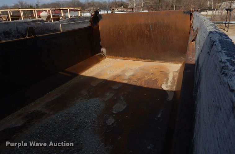 image for item IM9660 2004 International 7600  dump truck