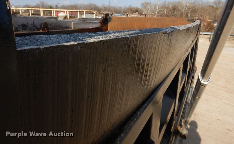 image for item IM9660 2004 International 7600  dump truck