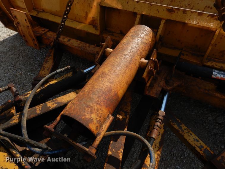 image for item IM9660 2004 International 7600  dump truck