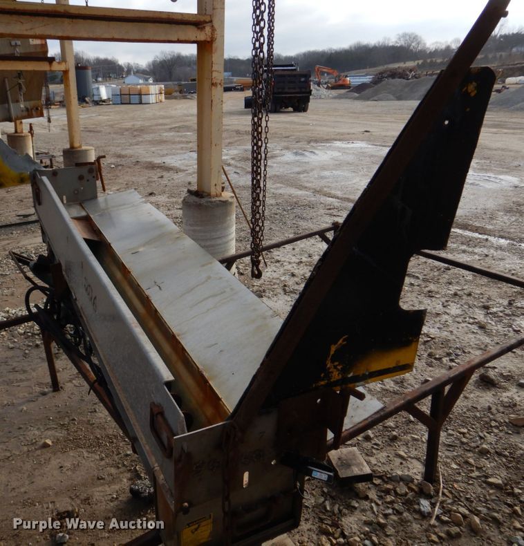 image for item IM9660 2004 International 7600  dump truck