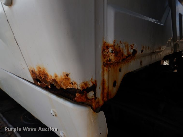 image for item IM9660 2004 International 7600  dump truck