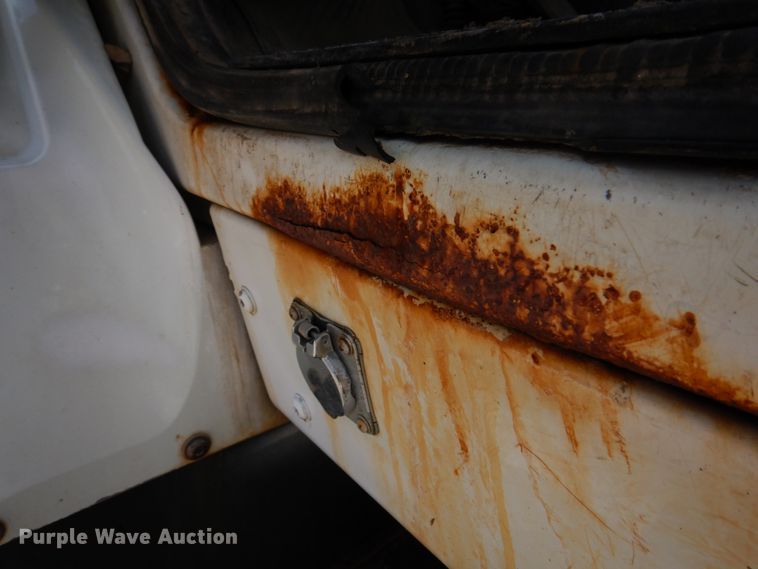 image for item IM9660 2004 International 7600  dump truck