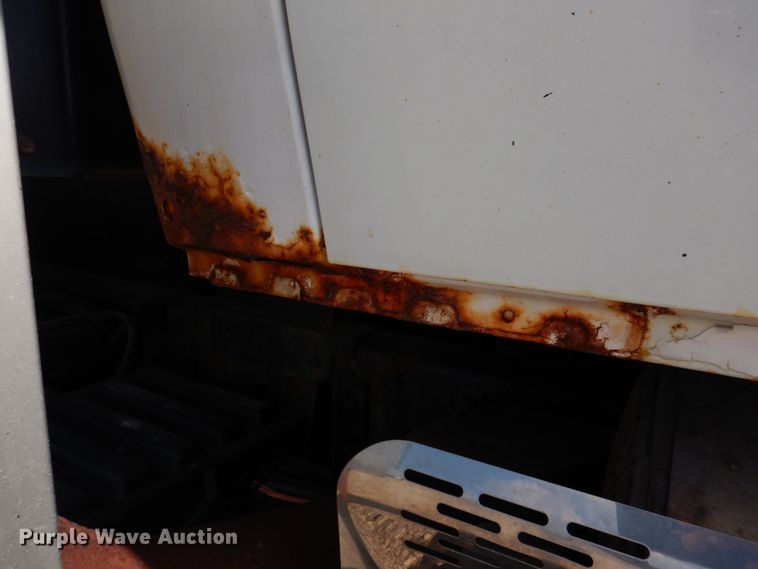 image for item IM9660 2004 International 7600  dump truck