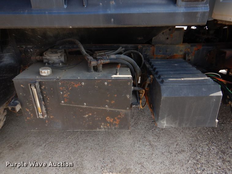 image for item IM9660 2004 International 7600  dump truck