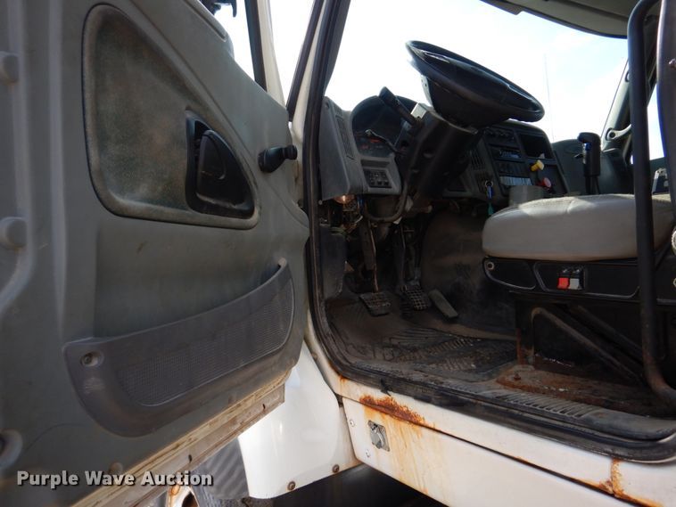 image for item IM9660 2004 International 7600  dump truck