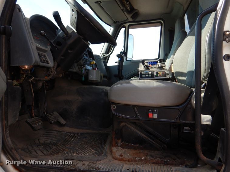 image for item IM9660 2004 International 7600  dump truck