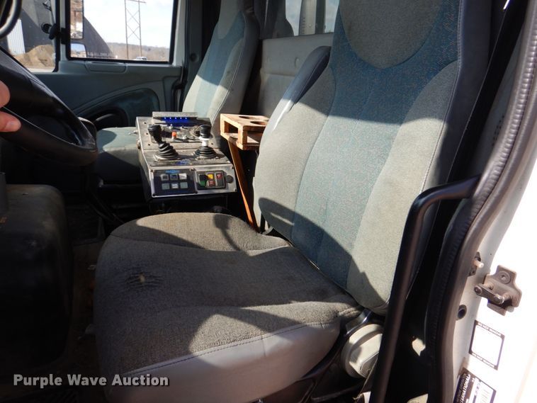 image for item IM9660 2004 International 7600  dump truck