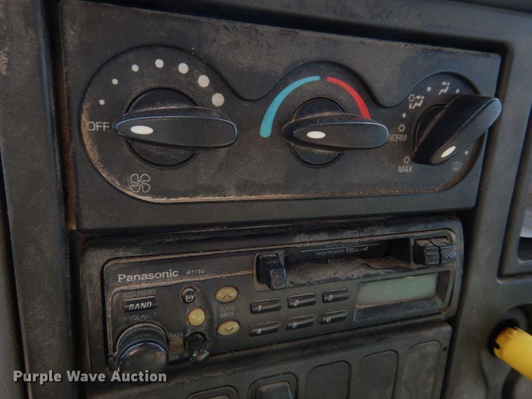 image for item IM9660 2004 International 7600  dump truck