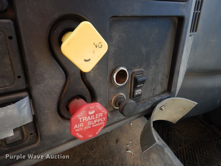 image for item IM9660 2004 International 7600  dump truck