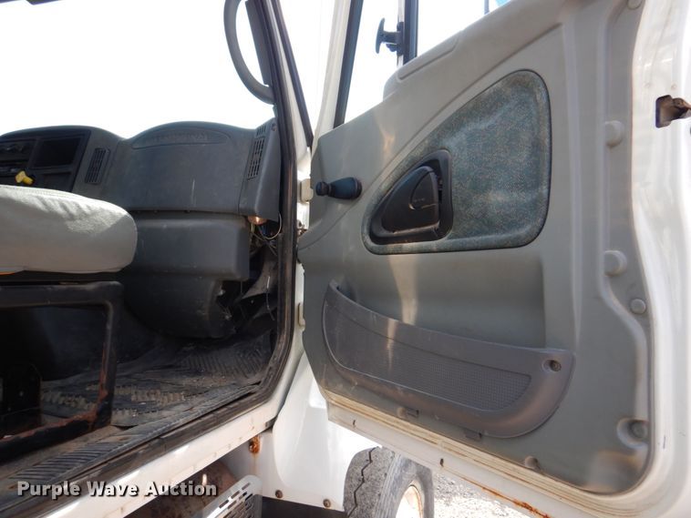 image for item IM9660 2004 International 7600  dump truck