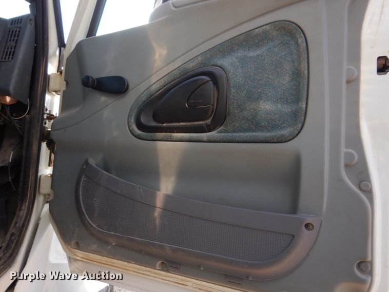 image for item IM9660 2004 International 7600  dump truck