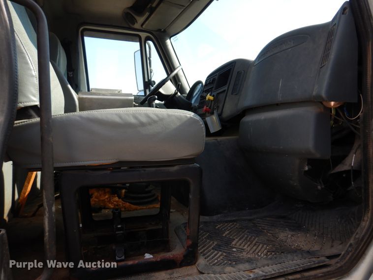 image for item IM9660 2004 International 7600  dump truck