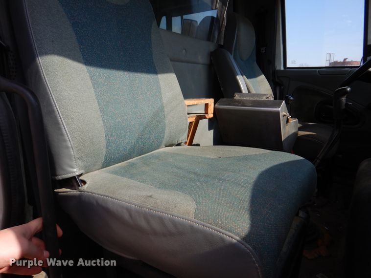 image for item IM9660 2004 International 7600  dump truck