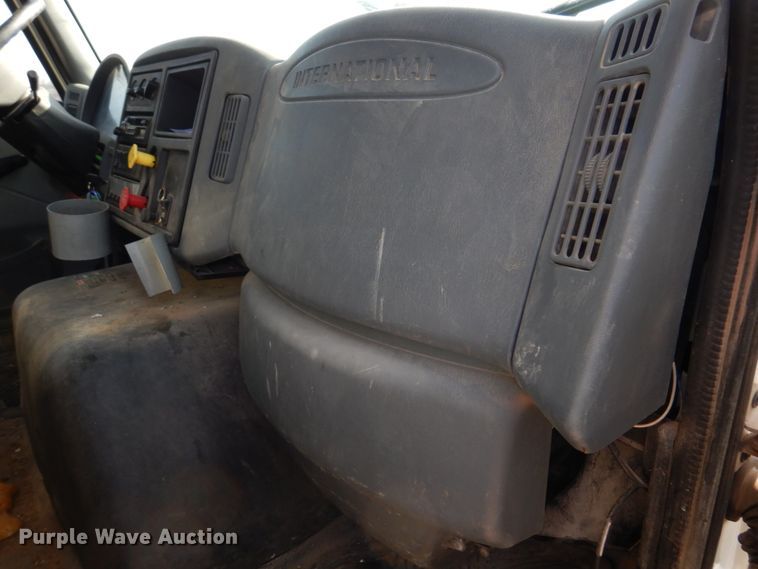 image for item IM9660 2004 International 7600  dump truck