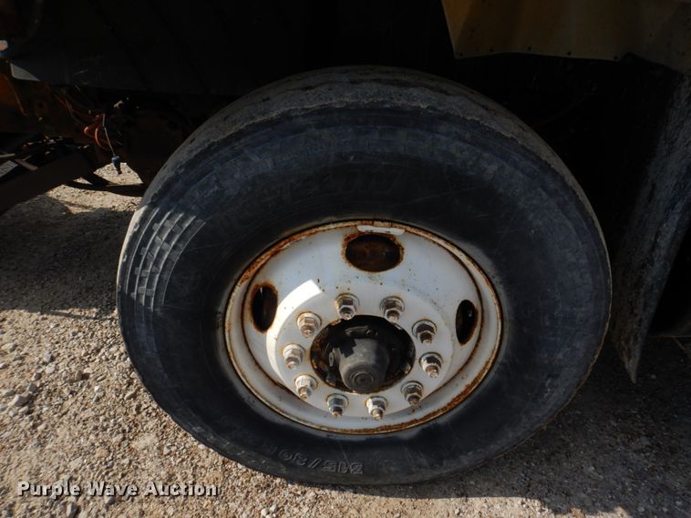 image for item IM9660 2004 International 7600  dump truck