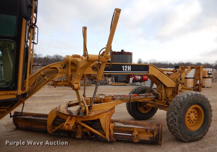 image for item IM9663 2005 Caterpillar 12H  motor grader