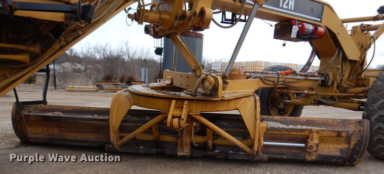image for item IM9663 2005 Caterpillar 12H  motor grader