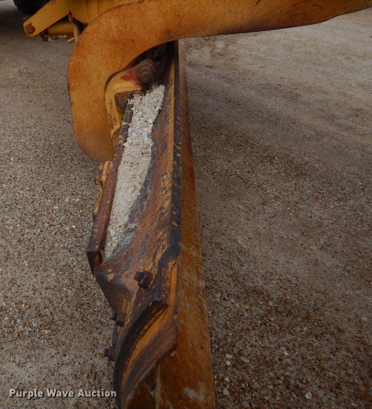 image for item IM9663 2005 Caterpillar 12H  motor grader