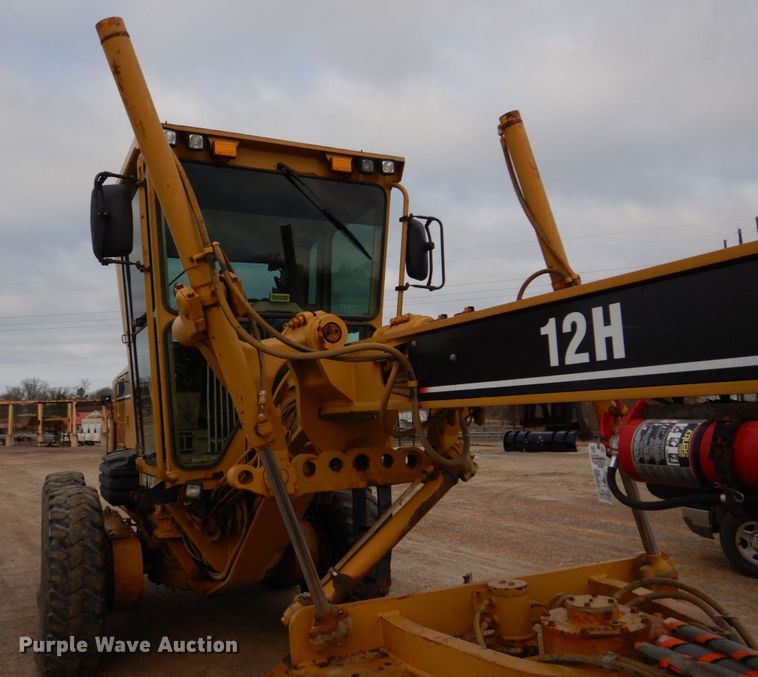image for item IM9663 2005 Caterpillar 12H  motor grader