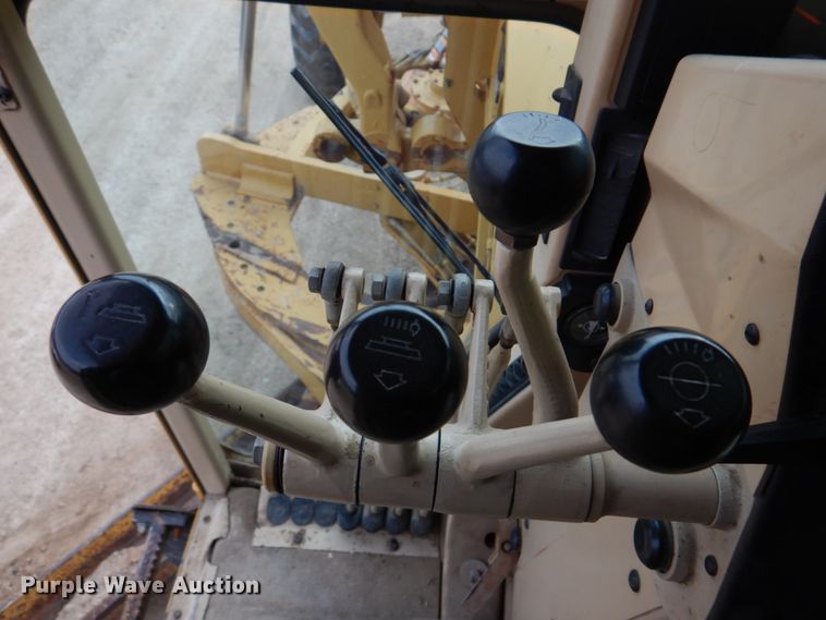 image for item IM9663 2005 Caterpillar 12H  motor grader