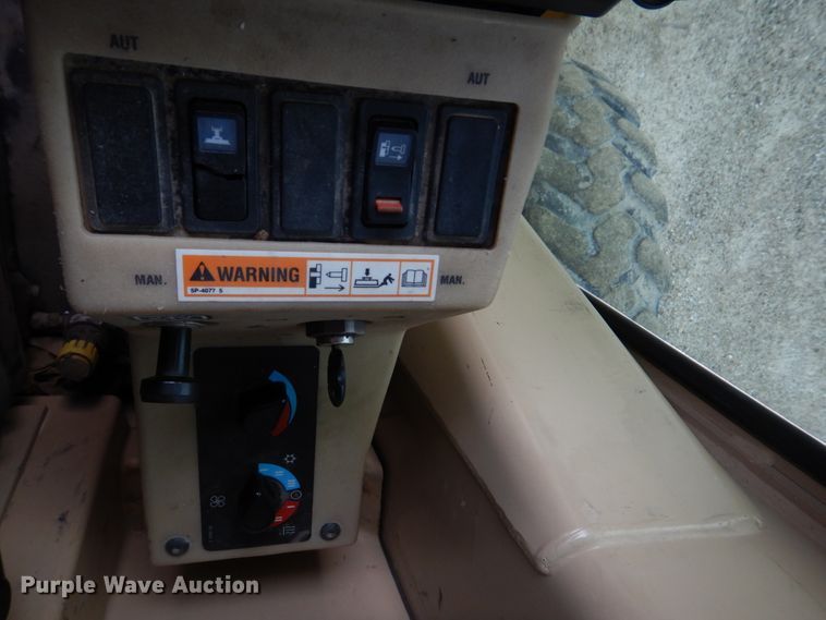 image for item IM9663 2005 Caterpillar 12H  motor grader