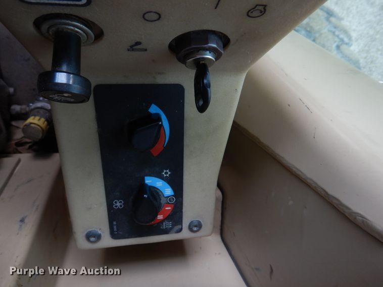 image for item IM9663 2005 Caterpillar 12H  motor grader