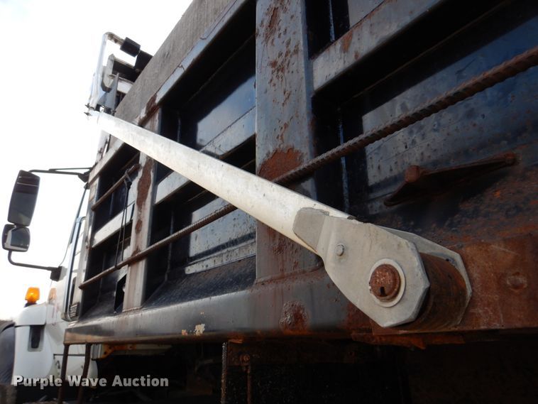 image for item IM9664 2004 International 7600  dump truck