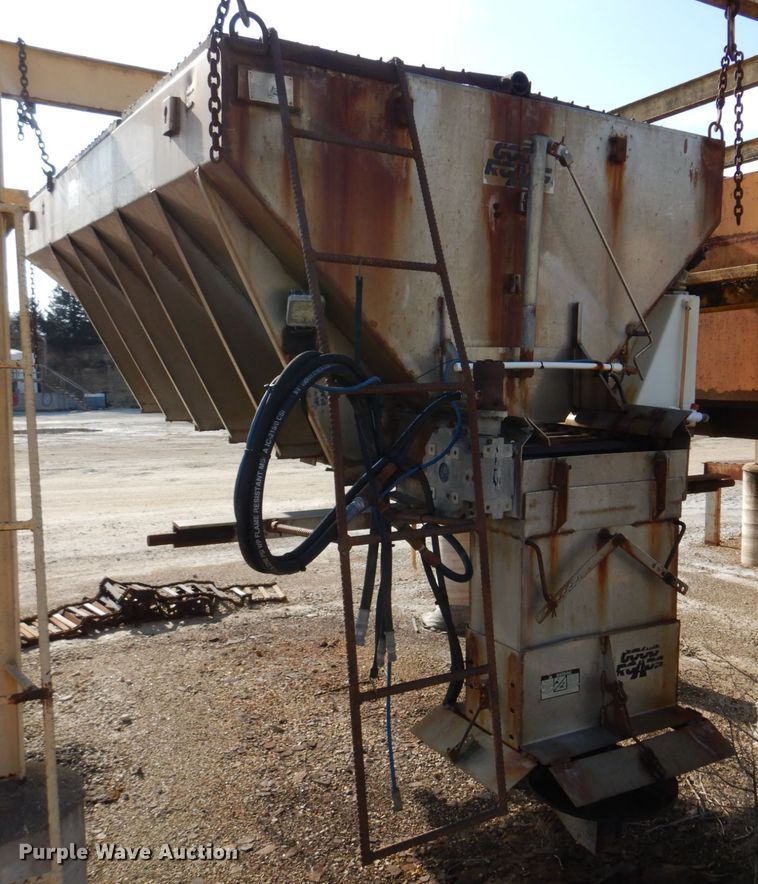 image for item IM9664 2004 International 7600  dump truck