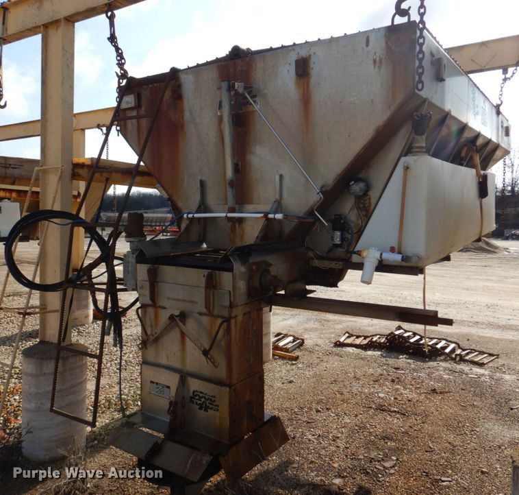 image for item IM9664 2004 International 7600  dump truck