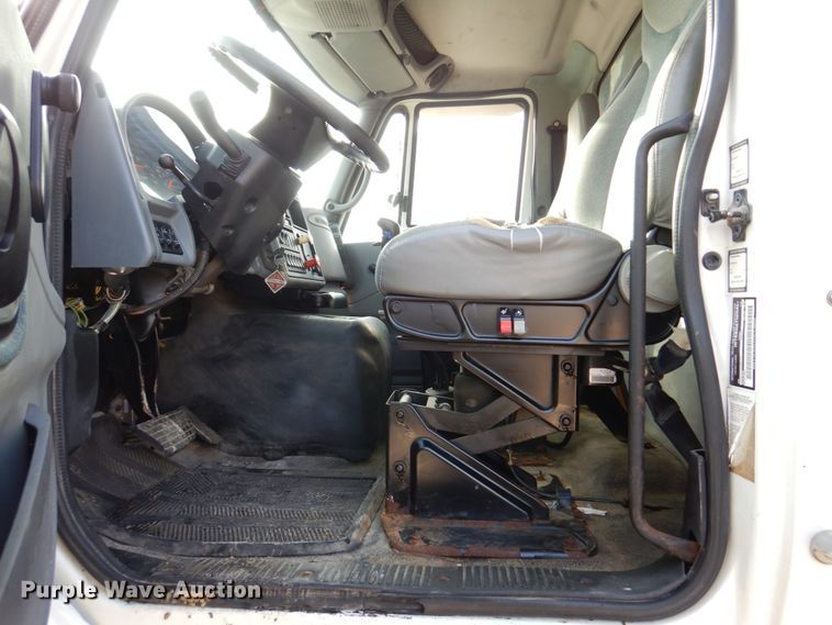 image for item IM9664 2004 International 7600  dump truck