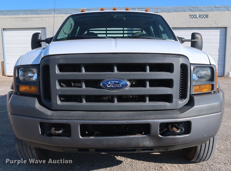 image for item IY9145 2005 Ford F450 Super Duty XL  Crew Cab flatbed truck