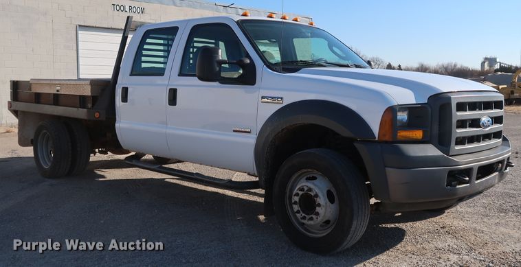 image for item IY9145 2005 Ford F450 Super Duty XL  Crew Cab flatbed truck