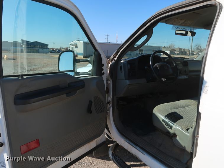 image for item IY9145 2005 Ford F450 Super Duty XL  Crew Cab flatbed truck