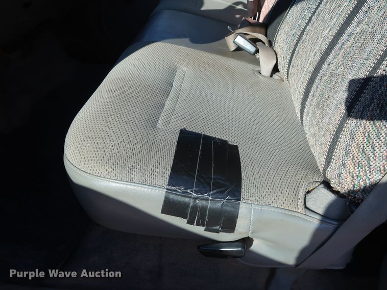 image for item IY9145 2005 Ford F450 Super Duty XL  Crew Cab flatbed truck