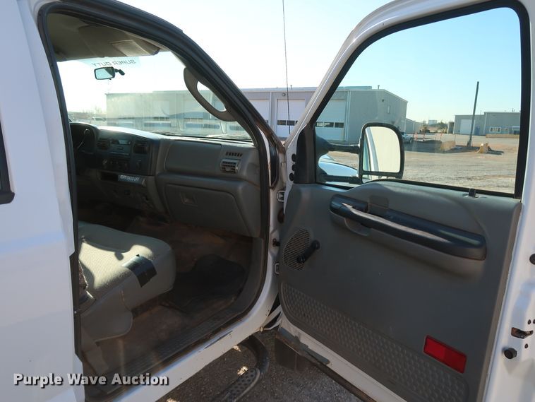 image for item IY9145 2005 Ford F450 Super Duty XL  Crew Cab flatbed truck