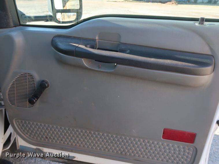 image for item IY9145 2005 Ford F450 Super Duty XL  Crew Cab flatbed truck