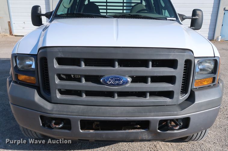 image for item IY9145 2005 Ford F450 Super Duty XL  Crew Cab flatbed truck