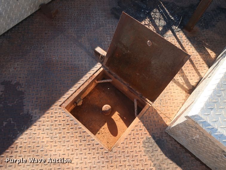 image for item IY9145 2005 Ford F450 Super Duty XL  Crew Cab flatbed truck