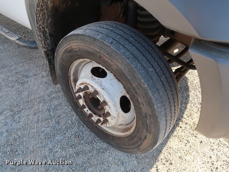 image for item IY9145 2005 Ford F450 Super Duty XL  Crew Cab flatbed truck