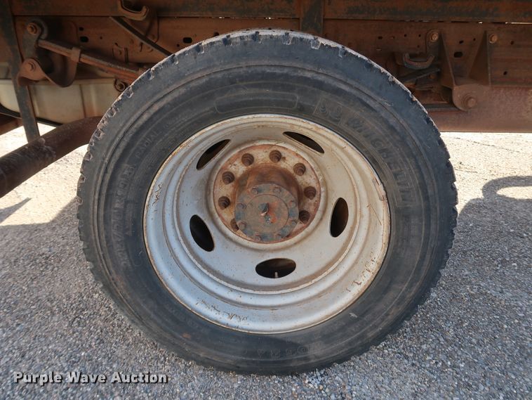 image for item IY9145 2005 Ford F450 Super Duty XL  Crew Cab flatbed truck