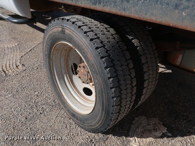 image for item IY9145 2005 Ford F450 Super Duty XL  Crew Cab flatbed truck