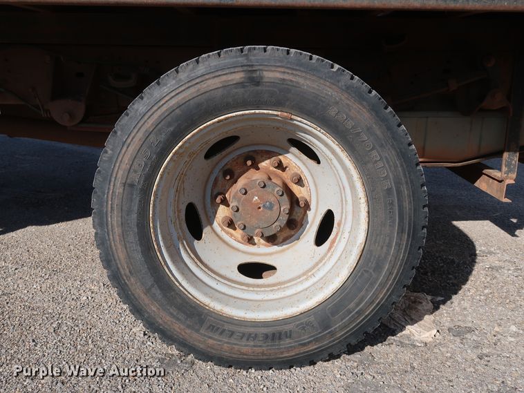 image for item IY9145 2005 Ford F450 Super Duty XL  Crew Cab flatbed truck