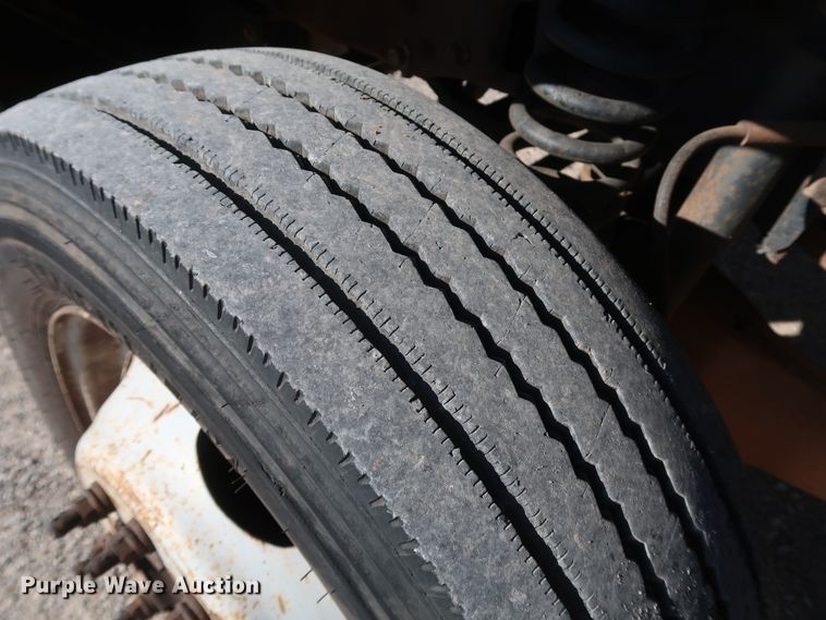 image for item IY9145 2005 Ford F450 Super Duty XL  Crew Cab flatbed truck