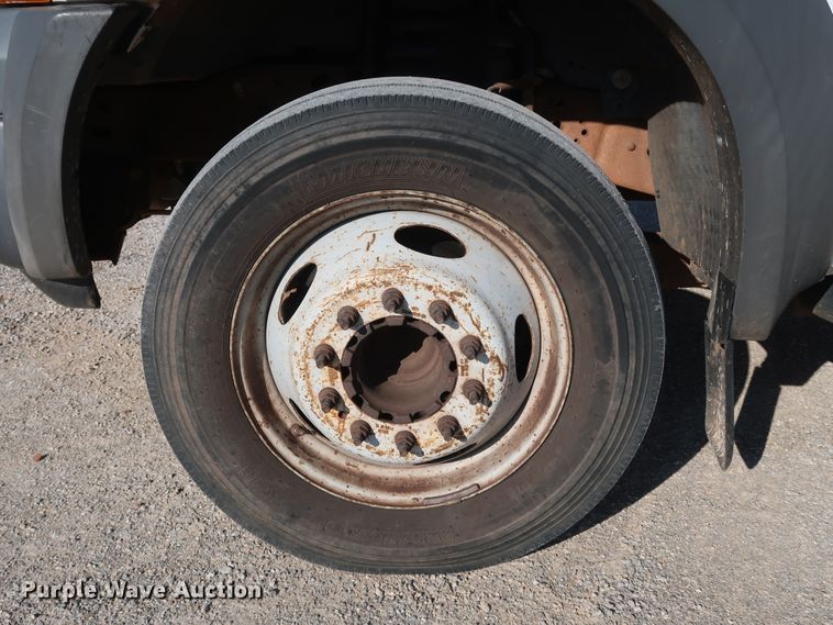 image for item IY9145 2005 Ford F450 Super Duty XL  Crew Cab flatbed truck