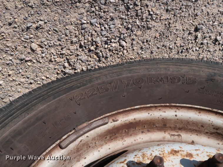 image for item IY9145 2005 Ford F450 Super Duty XL  Crew Cab flatbed truck