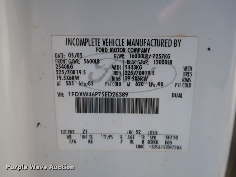 image for item IY9145 2005 Ford F450 Super Duty XL  Crew Cab flatbed truck